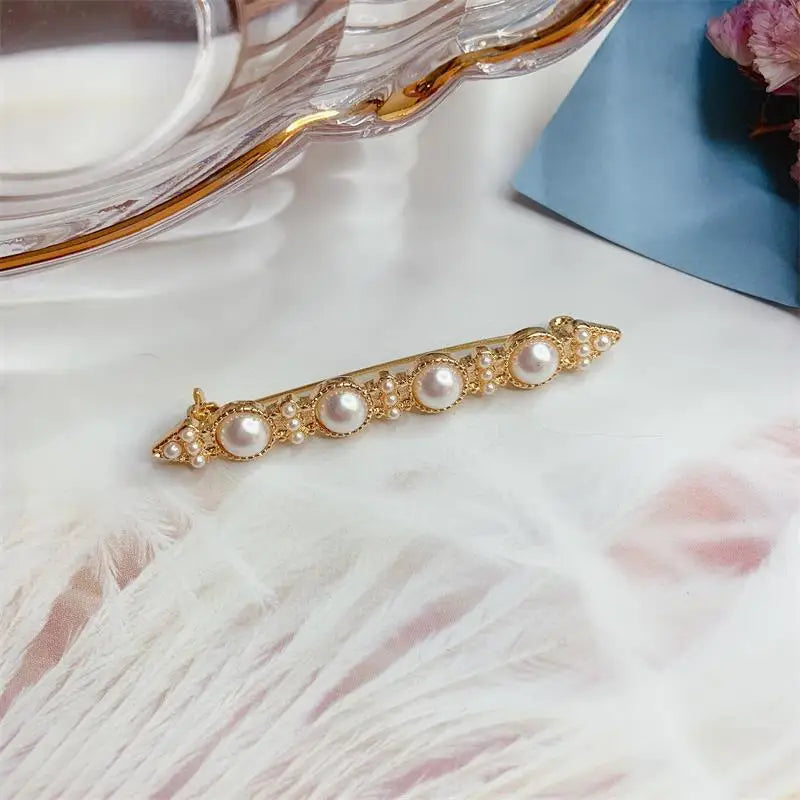 Women's Vintage Baroque Pearl & Gemstone Retro Palace Style Renaissance Brooch