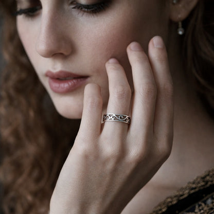 Women's Delicate Filigree Cutout Metallic Carved Ring