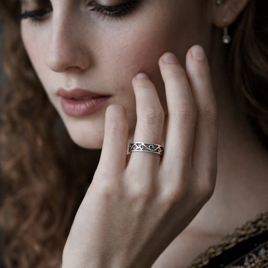 Women's Delicate Filigree Cutout Metallic Carved Ring