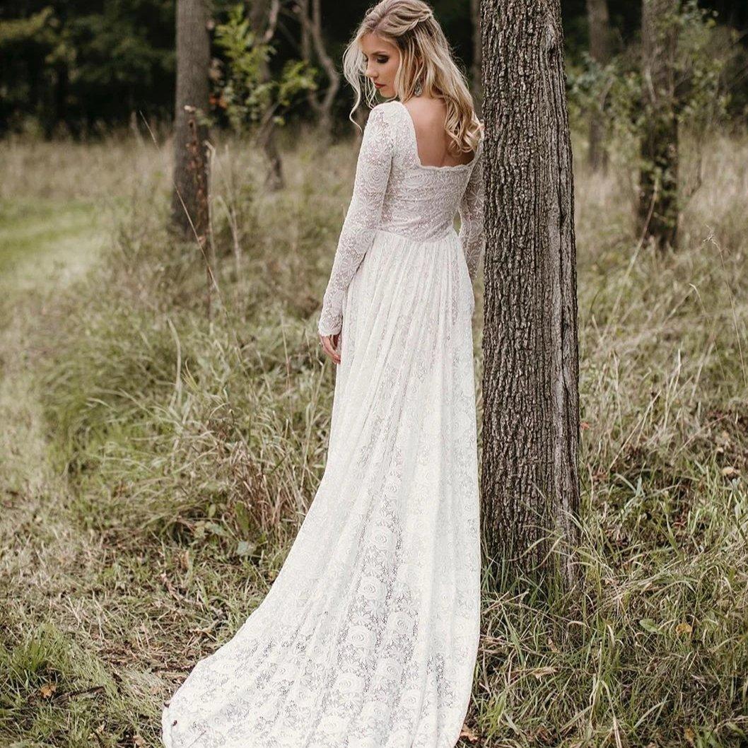 Vintage Ivory Lace Square Neckline Wedding Dress With Flowing Train 2XL-3XL Vintage Ivory Lace Square Neckline Wedding Dress With Flowing Train 2XL-3XL